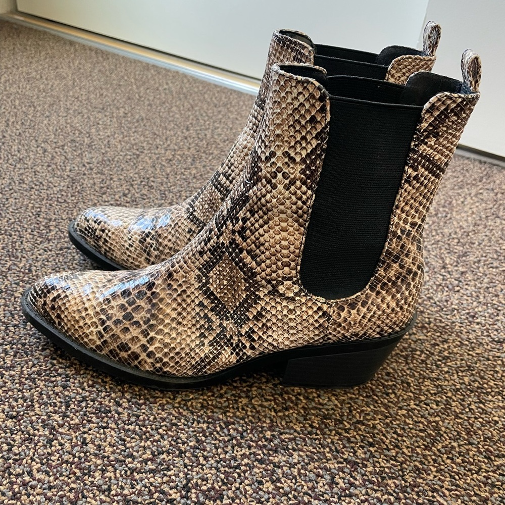 Chelsea boots snakeskin!